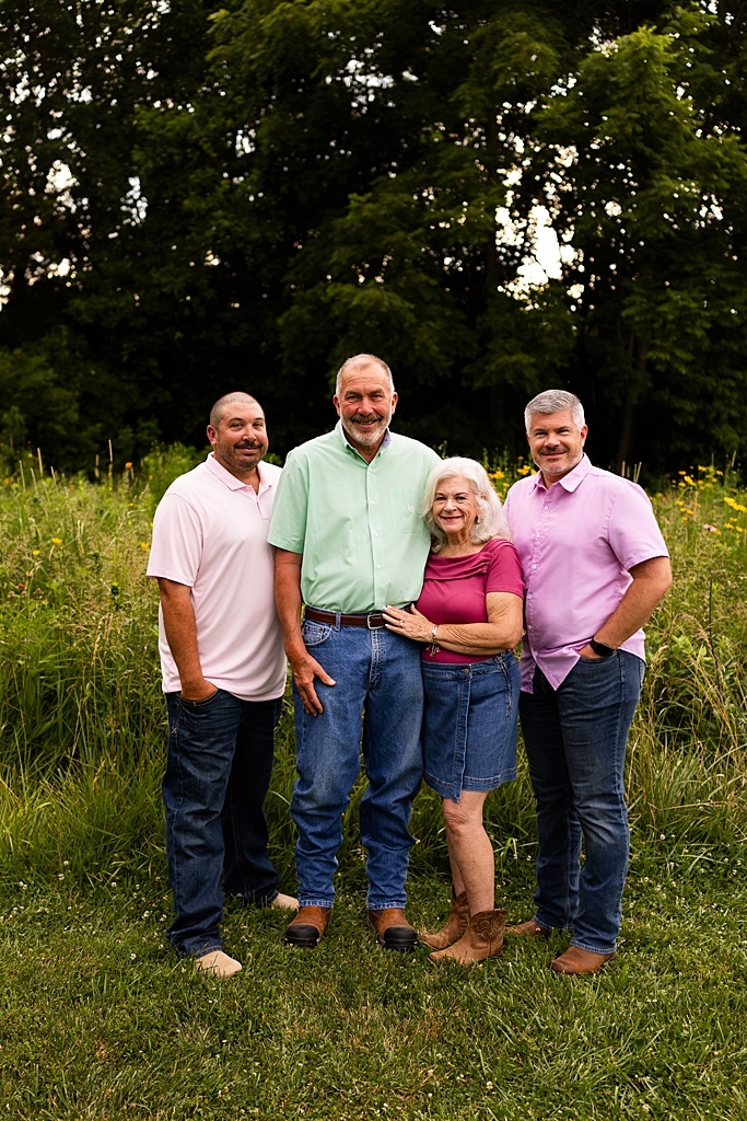 Large extended Family Photo session at Roosters Pumpkin Patch in Jonesburg Missouri